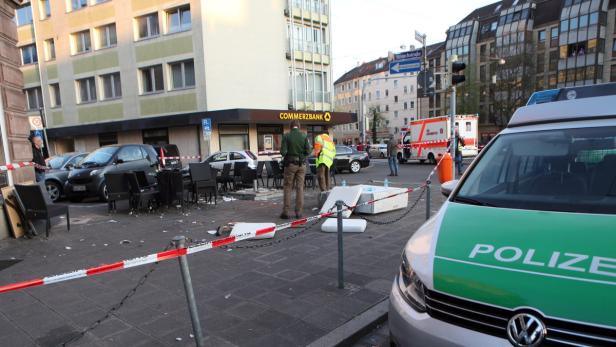 Ein Tatort in einer Stadt mit einem Polizeiauto und einem Krankenwagen.