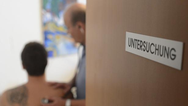 Ein Arzt untersucht einen Patienten mit einem Stethoskop.