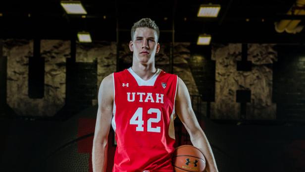 Ein Basketballspieler der Utah Utes mit der Nummer 42 posiert mit einem Ball.