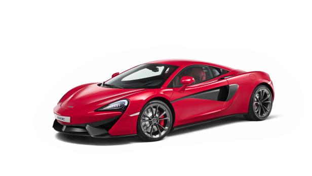 Ein roter McLaren 540C Sportwagen vor einem weißen Hintergrund.