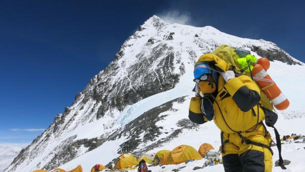 Ein Sherpa im Mai 2016 beim Abstieg vom Mount Everest.