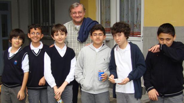 Don Andres Calleja setzt sich mit ganzem Herzen für &quot;seine&quot; Flüchtlingskinder der Schule der Salesianer Don Boscos in Istanbul ein.