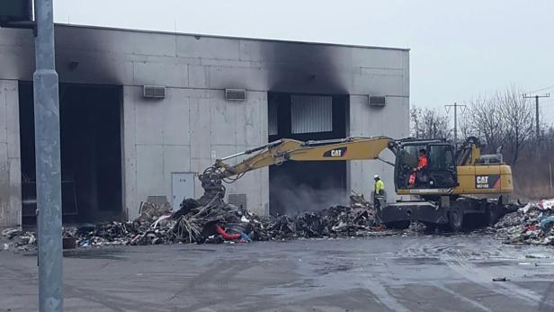 Mehrere Tonnen Müll sind in Gerasdorf in Brand gestanden.