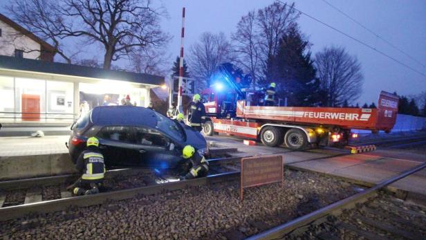 NÖ: Auto blieb in Gleisen stecken