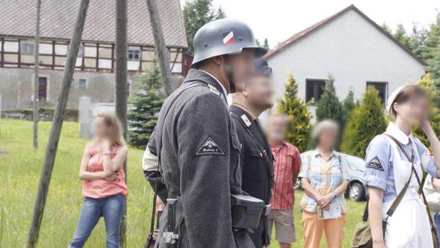In Nazi-Uniform zum Volksfest