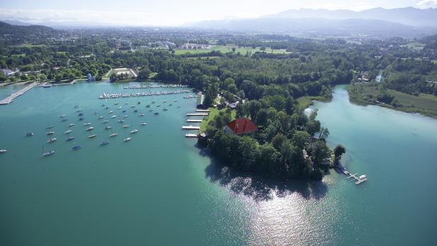 Karawanken-Côte d’Azur. Einst waren es Johannes Brahms, Gustav Mahler, Ingeborg Bachmann, heute sind es Heather Mills,  Bettina Assinger und Ingrid Flick. Komponisten, Künstler und Schriftsteller, ebenso wie die Haute Volée haben den Wörthersee zum Ziel ihrer Sommerfrische und damit zum touristischen Hotspot gemacht.