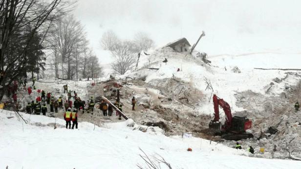 Hotel Rigopiano in Farindola: Helfer arbeiten weiter an der Bergung.