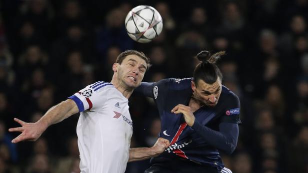 Zwei Fußballspieler kämpfen bei einem Spiel um den Ball.