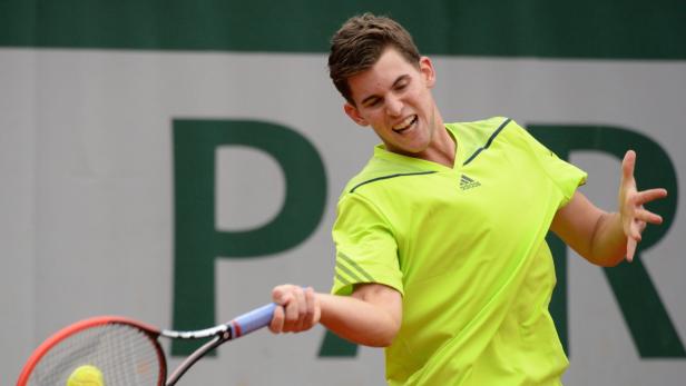 Dominic Thiem beim Aufschlag während eines Tennisspiels.