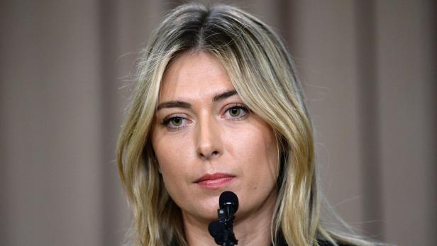 Maria Sharapova spricht bei einer Veranstaltung in ein Mikrofon.