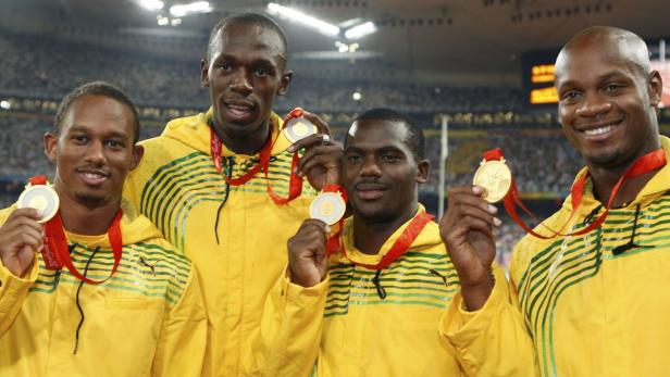 Nesta Carter, Michael Frater, Usain Bolt, Asafa Powell sind ihre Medaillen los.