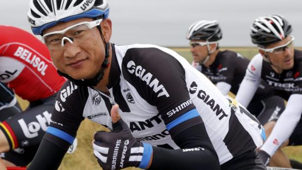 Ein Radfahrer des Giant-Shimano-Teams gibt während eines Rennens ein positives Zeichen.