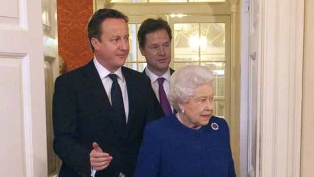 Elizabeth II. mit David Cameron und Ex-Vize Nick Clegg (Mitte) in 10 Downing street