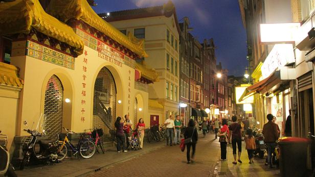 Am Abend gehen Menschen an dem buddhistischen Tempel Fo Guang Shan He Hua in Amsterdam vorbei.