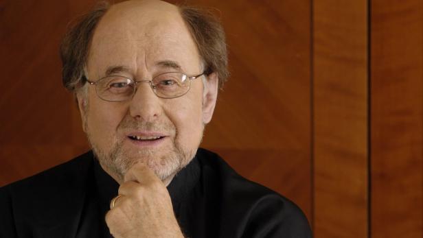 Porträt des Komponisten Krzysztof Penderecki mit Brille und Bart.