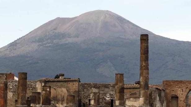 Ruinen von Pompeji mit dem Vesuv im Hintergrund.