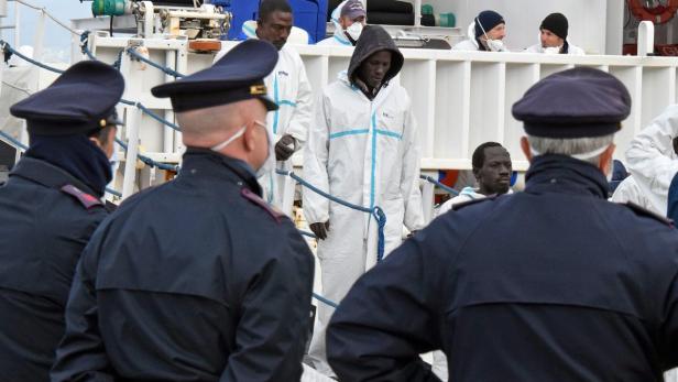 Flüchtlinge verlassen ein Schiff der italenischen Küstenwache