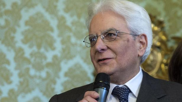 Sergio Mattarella spricht in ein Mikrofon.