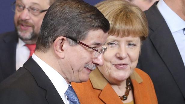 Der türkische Premier Ahmet Davutoglu und Angela Merkel