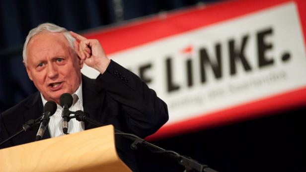 Gregor Gysi hält eine Rede vor einem Banner der Partei „Die Linke“.