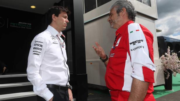 Wolff (li.) wird Ferrari-Teamchef Maurizio Arrivabene nicht unter die Arme greifen.