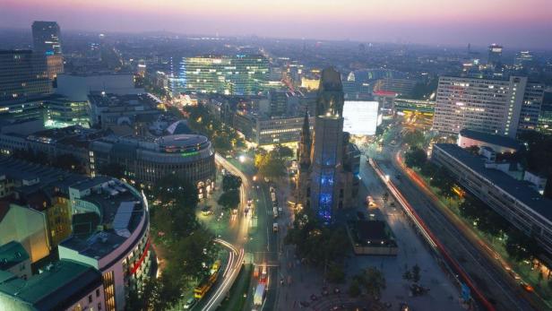 Blick auf die belebte Skyline von Berlin bei Dämmerung.