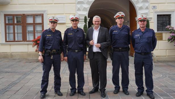 Community-Polizisten in Eisenstadt nehmen Stadtchef Steiner in die Mitte