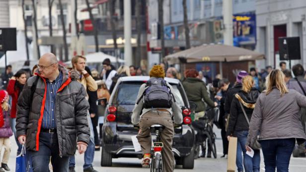 Mehr junge Kunden, mehr Flanierer, mehr Schaufenster-Bummler – so lautet das erste Fazit der Mariahilfer-Straßen-Kaufleute.