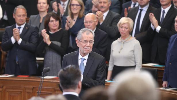 Alexander Van der Bellen hält eine Rede vor Publikum.