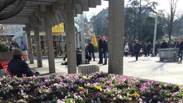 Polizisten sind auf einem belebten Platz im Einsatz.