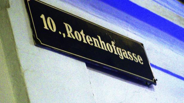 Ein Schild mit der Aufschrift „10., Rotenhofgasse“.