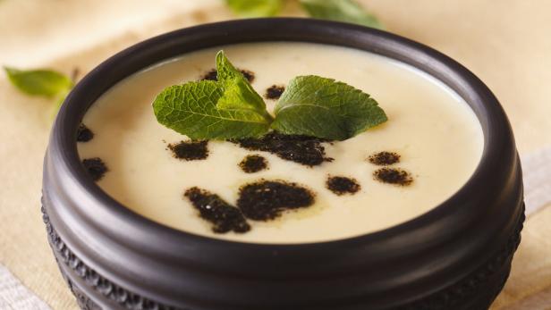 Türkei: Almsuppe (Yayla Çorbası) Wenn türkische Viehtreiber ihre Tiere auf die Alm trieben, brauchten sie eine einfache, nahrhafte Suppe für die kalte Bergwelt. In die traditionelle Almsuppe kommt Reis, Joghurt, Wasser, Öl und getrocknete Minze. Heute wird die Suppe oft mit Fleischfond und Zwiebeln verfeinert.