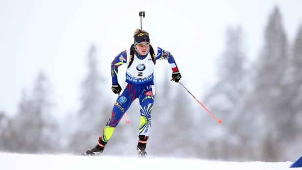 Eine Biathletin auf Skiern während eines Wettkampfs.