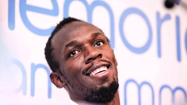 Ein Porträt von Usain Bolt, der lächelt und nach oben blickt.