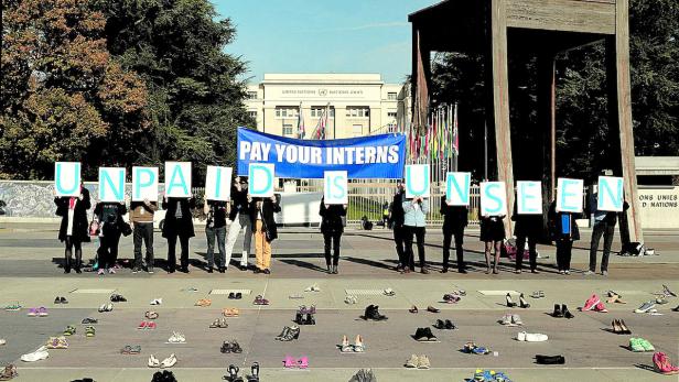 „No pay is not okay“ skandieren UN-Praktikanten vor dem UN-Sitz in Genf. Sie wollen auf das Problem der unbezahlten Praktika aufmerksam machen.