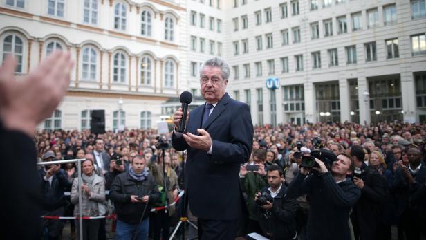 Bundespräsident Heinz Fischer sprach bei der Kundgebung in Gedenken an die Flüchtlingsopfer im Mittelmeer in Wien ein paar Worte.