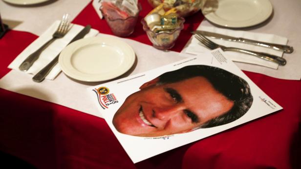 Ein Tisch mit Gedecken und einer Maske von Mitt Romney.