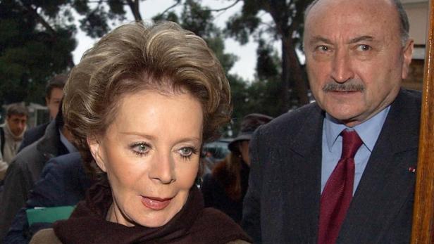 Christine Albanel und ein Mann in Anzügen stehen zusammen.