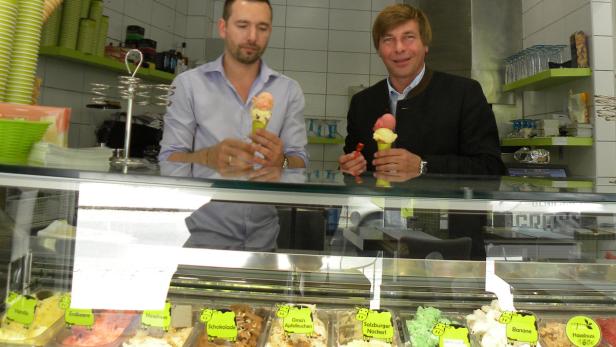 Vor Kurzem hat Joachim Kitzwögerer (re.) einen neuen Heiling-Eissalon in Mattersburg eröffnet.