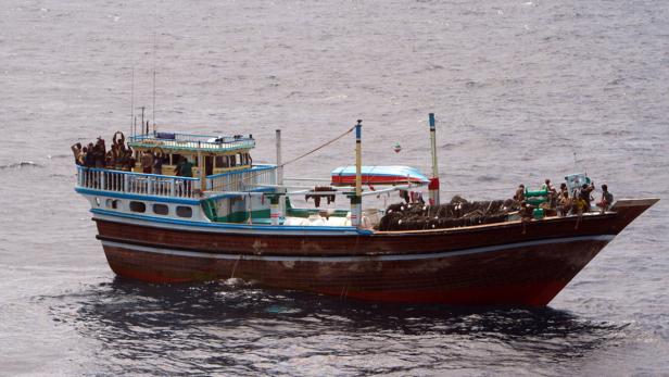 EPA Piratenschiff vor der somalischen Küste im Jänner 2012 Somalia: EU-Mission beschießt Piratenlager