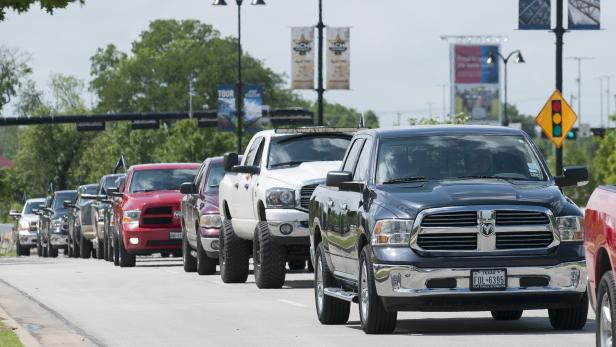 Eine Reihe von Dodge Ram Trucks steht auf einer Straße.