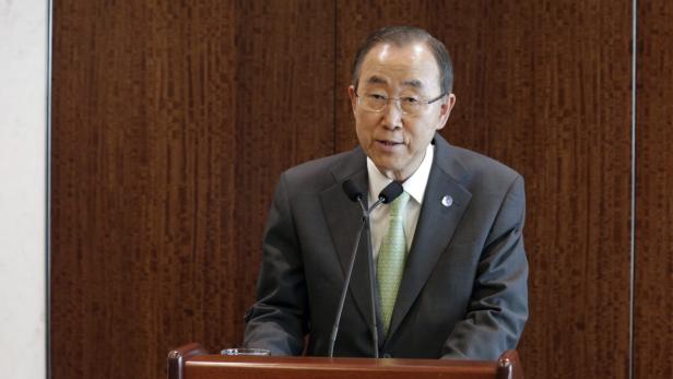 Ban Ki-moon spricht vor einem hölzernen Hintergrund.