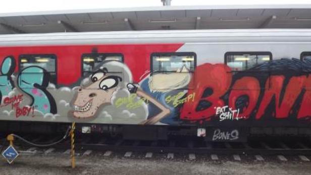 Ein oder mehrere nicht untalentierte Sprayer haben sich an zwei Personenzug-Waggonen im Bahnhof St.Valentin ausgelassen