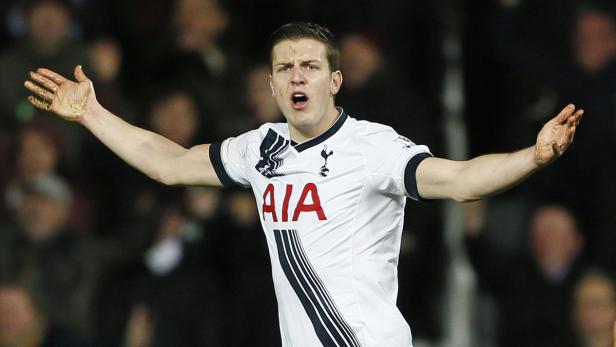 Ein Fußballspieler mit schmutzigen Händen gestikuliert auf dem Spielfeld.