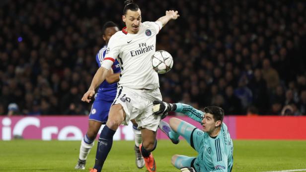 Zlatan Ibrahimović während eines Fußballspiels mit Thibaut Courtois.