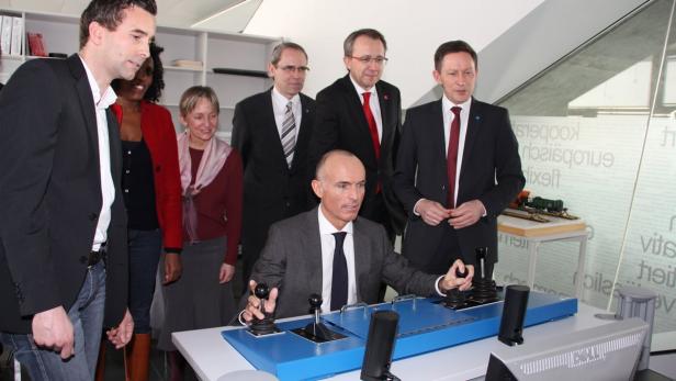 Minister Klug am Simulationslokführerstand in der FH St. Pölten