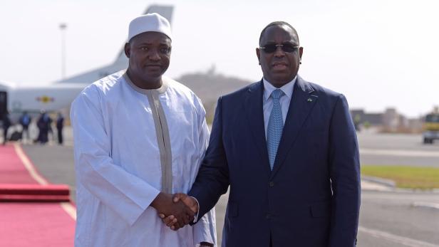 Senegals Präsident Macky Sall (re.) beim Shakehands mit Adama Barrow