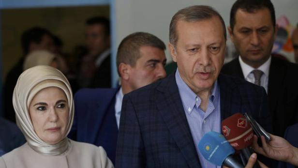 Recep Tayyip Erdoğan und seine Frau Emine bei einer Pressekonferenz.