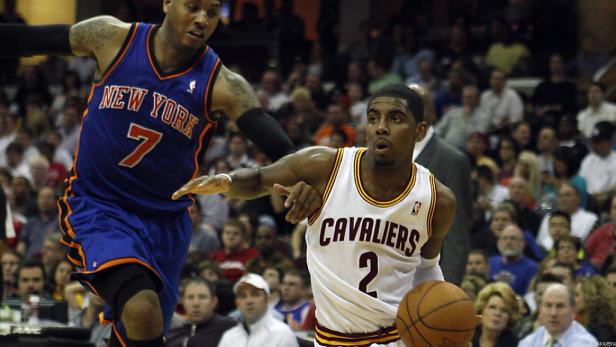 Kyrie Irving von den Cleveland Cavaliers dribbelt den Ball während eines Basketballspiels.