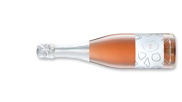Eine Flasche Rosé-Sekt liegt horizontal auf einem weißen Hintergrund.